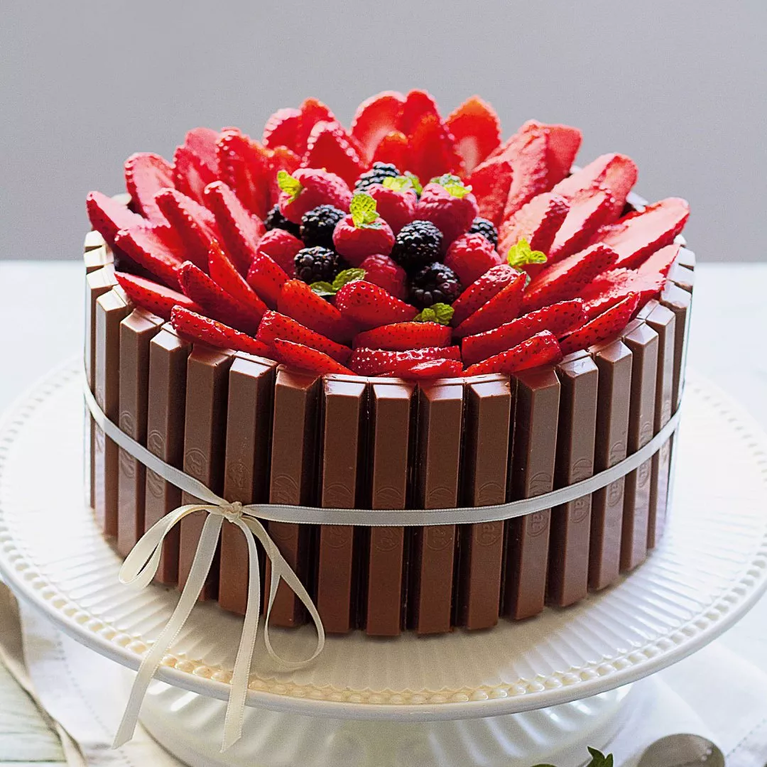 Bolo KitKat® com Frutas Vermelhas
